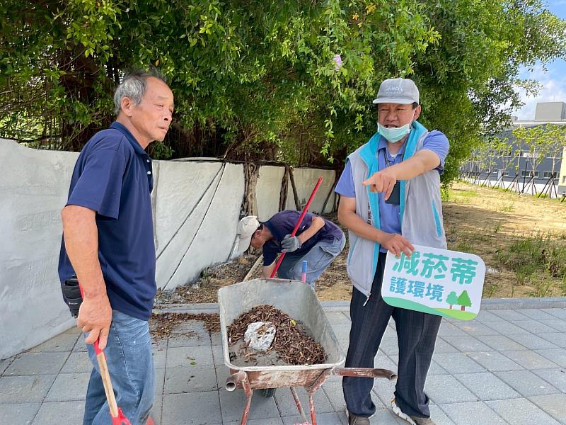 照片1宣導店家巡檢周邊環境加強清潔