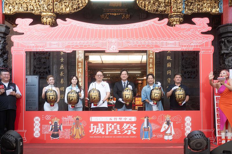 圖說1.2025竹塹中元城隍祭啟動儀式，代理市長邱臣遠與貴賓高掛「烏紗燈」為竹市祈福。