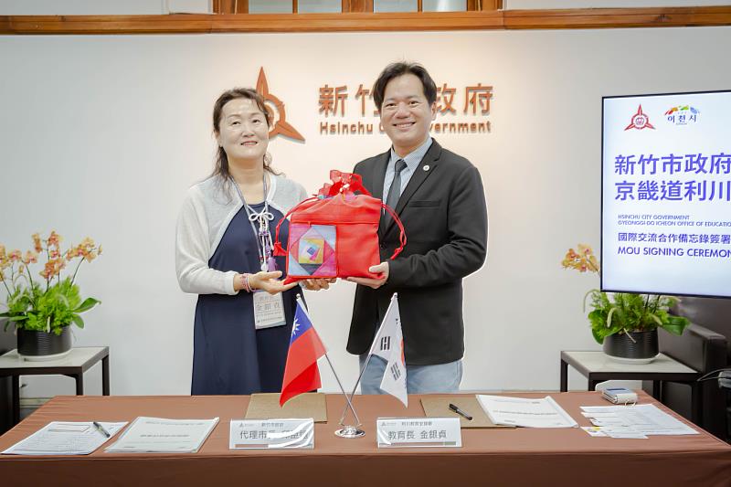 圖5.雙方相互致贈禮品。