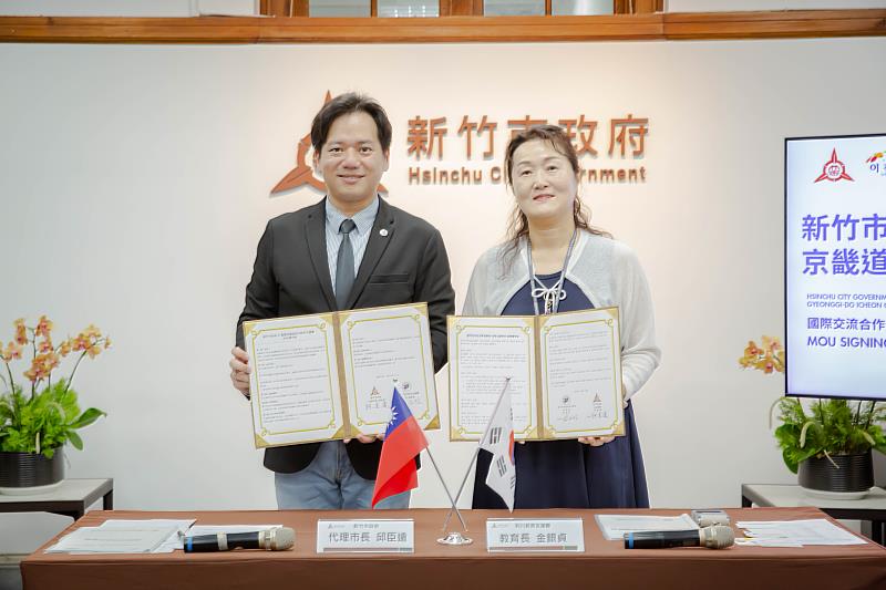 圖2.代理市長邱臣遠與韓國京畿道利川教育支援廳教育長金銀貞正式簽署《教育交流合作備忘錄》。