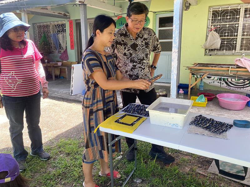 都蘭駐地藝術家「記憶的再製」攝影手抄紙工作坊 教民眾做出記憶的載體