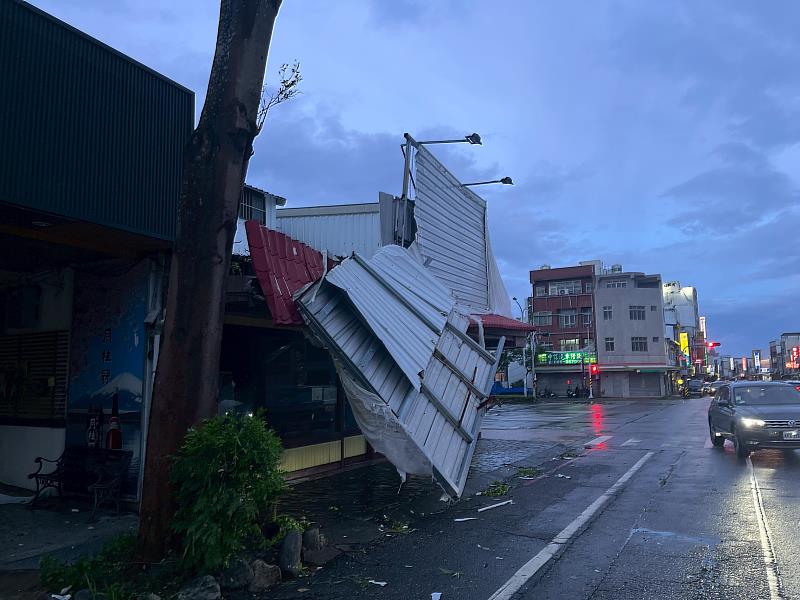 颱風過後 臺東縣府呼籲道路通行時請多注意危險廣告物 避免意外發生 保障自身生命財產安全