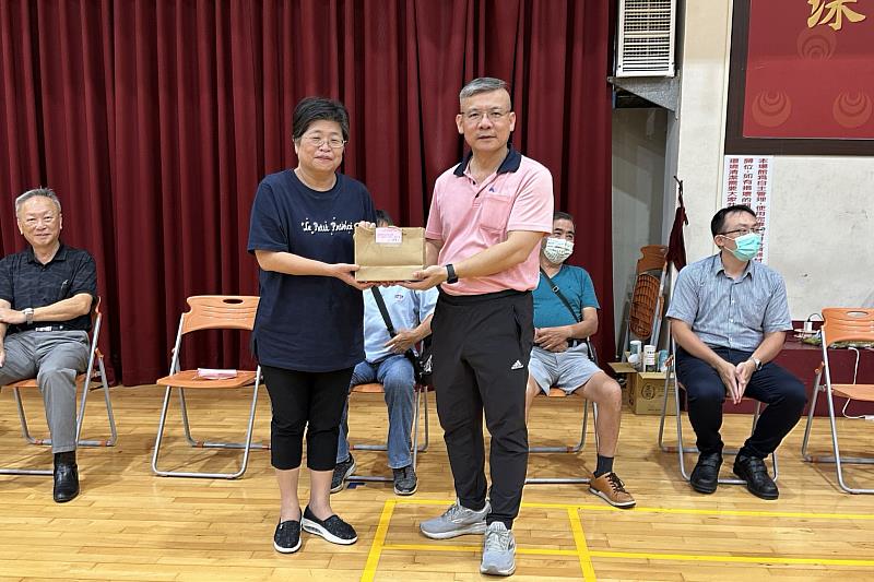 張榮峯校友(右)致贈謝師紀念品