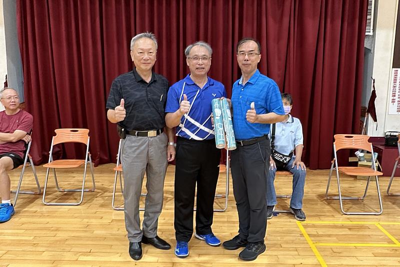 陳俊吉校友(右)致贈12打羽球