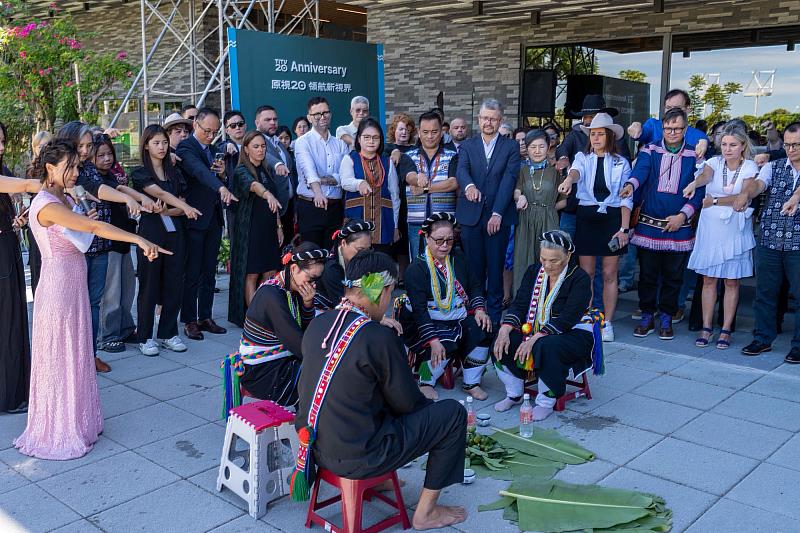 身兼阿美族祭司身份的桃園市政府原住民族行政局局長巴奈．母路Panay Mulu(坐著的逆時針第二位祭師)，親自帶領里漏部落阿美族祭師團，一起透過吟詠與祈詞，與天地萬物締結文化契約，使原文會新總部的建築與場域轉化為「有靈之物」。原文會提供
