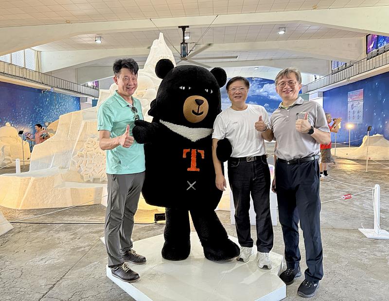 七股鹽山「鹽路去旅行」人氣IP《胖鯊魚鯊西米》鹽雕Q萌亮相，交通部觀光署副署長黃勢芳（左 ）、雲嘉南濱海國家風景區管理處處長徐振能（ 右二）、臺鹽公司副總經理李杰翰（ 右），誠摯邀請民眾共賞沉浸式藝術之旅。