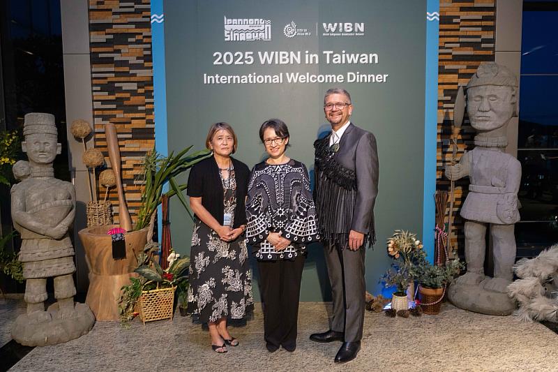 蕭副總統(中)參加2025 WIBN In Taiwan晚宴，與國立東華大學原住民民族學院族群關係與文化學系謝若蘭教授(左)及紐西蘭毛利台CEO暨WIBN主席Shane Taurima(右)合影。原文會提供