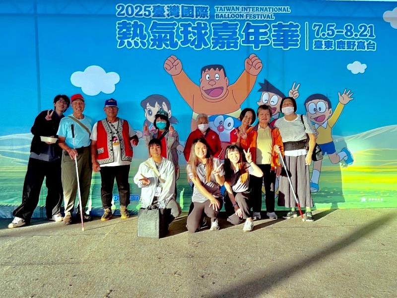 看不見也能「看見」!視障者首登鹿野高台 感受熱氣球魅力