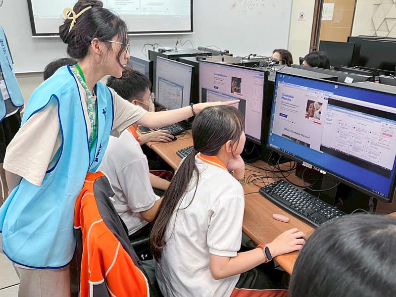 世新資管系學長姐帶領景文高中學生親手打造AI智慧小幫手。（世新大學提供）