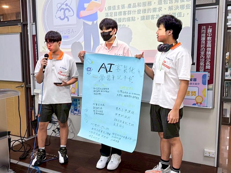 景文高中學生在世新大學體驗「五分鐘開公司」創業模擬活動。（世新大學提供）