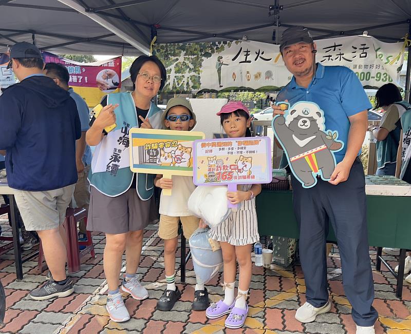 臺東分署政風室宣導反詐騙資訊，與小朋友一同合影