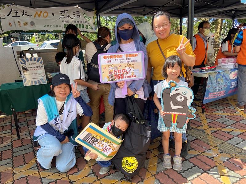 臺東分署政風室宣導反詐騙資訊，與大小朋友一同合影