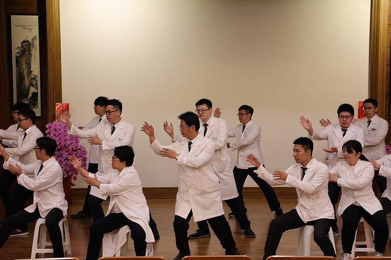 典禮一開始由何宗融副院長(中)帶領中醫部演示「太極八法」，帶領全院及貴賓通筋活血、促進健康。(攝影/陳安俞)