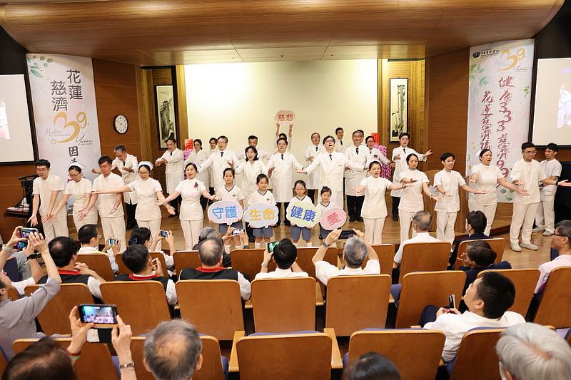 林欣榮院長帶領院長室團隊以及醫療科主任級主管和護理師團隊表演「白袍禮讚」，代表永不變質的醫者初心持續向前。(攝影/陳安俞)