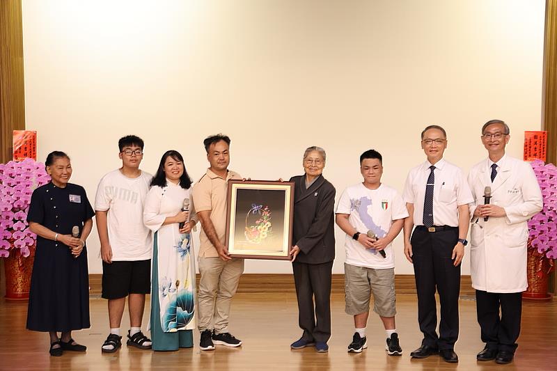 白小弟阿福的父親代表全家獻上越南傳統刺繡畫作，感謝花蓮慈院團隊讓他們全家重獲幸福，由慈濟基金會副總林碧玉(右四)和執行長顏博文(右二)以及李啟誠副院長(右一)代為接受這份飄洋過海的珍貴感謝。