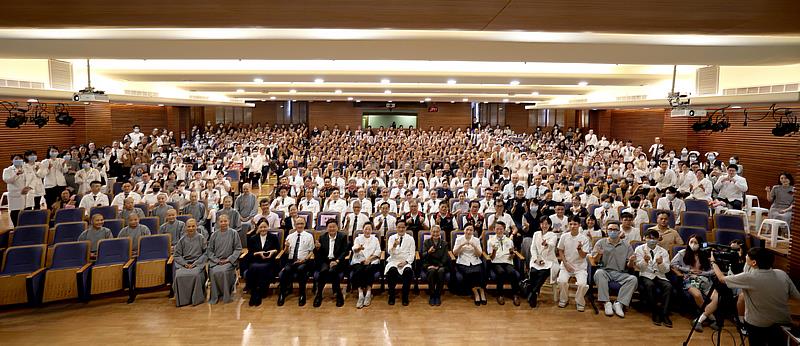 花蓮慈濟醫院於16日歡度39歲生日，花蓮慈院林欣榮院長(前排左七)帶領醫護藥技及行政同仁、志工舉辦院慶大會。各界捎來祝福並參與盛會，祝福花蓮慈院長長久久。左起兩位為靜思精舍法師、再者依序為慈濟大學校長劉怡均、慈濟基金會執行長顏博文、立法委員傅崐萁、花蓮縣長徐榛蔚、花蓮慈院院長林欣榮、慈濟基金會副總林碧玉、慈濟中學校長廖逸貞、健保署東區業務組組長黃兆杰、花蓮慈院醫務祕書吳雅汝等人。(攝影/劉明繐)