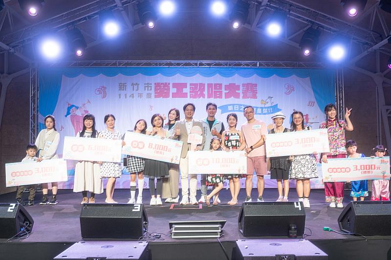 代理市長邱臣遠頒發親子組獎項
