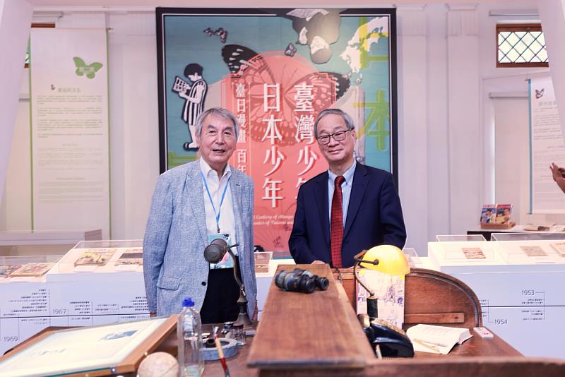 文化部長李遠(右)與株式會社手塚製作社長松谷孝征參觀「臺灣少年與日本少年— 臺日漫畫·百年邂逅」國際交流展並合影。