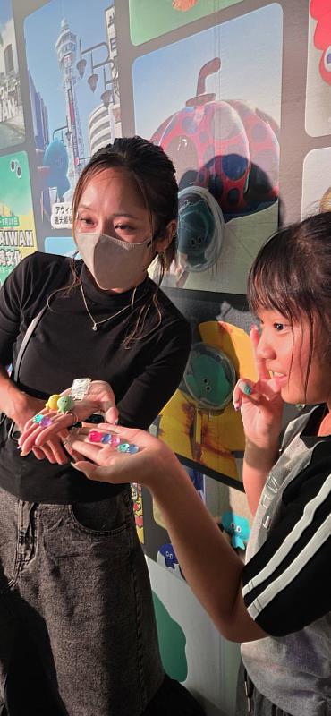 以666666分霸榜「a-We POKE POKE」遊戲的日本高手玩家SENA，8歲的女兒也是a-We狂粉，兩人一起手作a-We周邊。