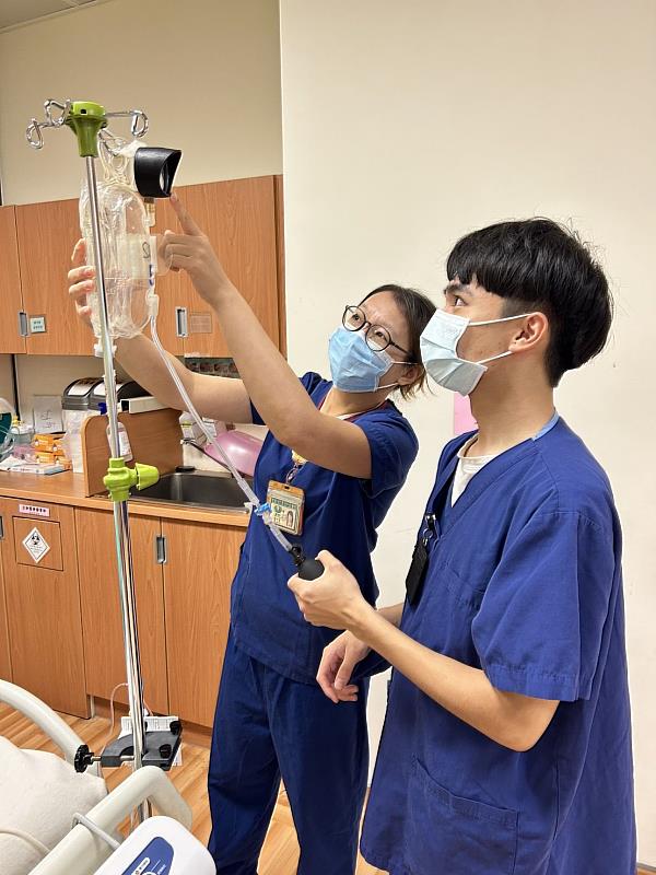 指導動脈導管加壓袋使用(A-line：連續性監測血壓和方便採血)