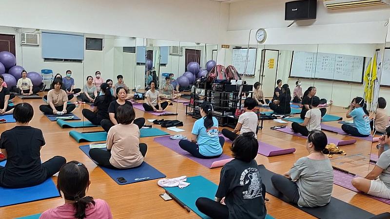 樂活瑜珈，課程配合使用經絡滾輪瑜珈棒，由林燕萍老師指導，適合長時間久坐、肩頸僵硬、肌肉緊繃的學員參加。