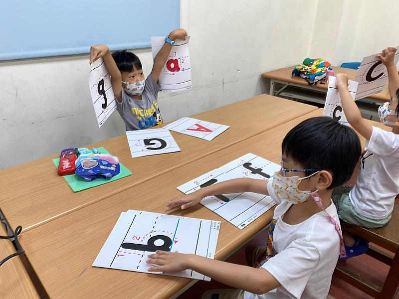 兒童英文發音班，課程以有趣互動的方式進行教學，讓孩子們透過簡單的英文歌曲、字母遊戲與練習，在快樂的氛圍中學習英文發音。