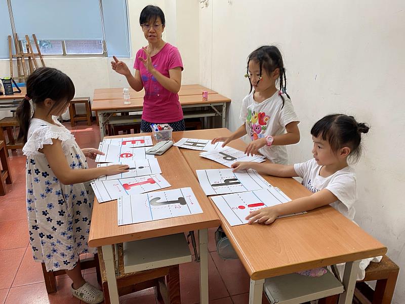 兒童英文發音班，課程以有趣互動的方式進行教學，讓孩子們透過簡單的英文歌曲、字母遊戲與練習，在快樂的氛圍中學習英文發音。