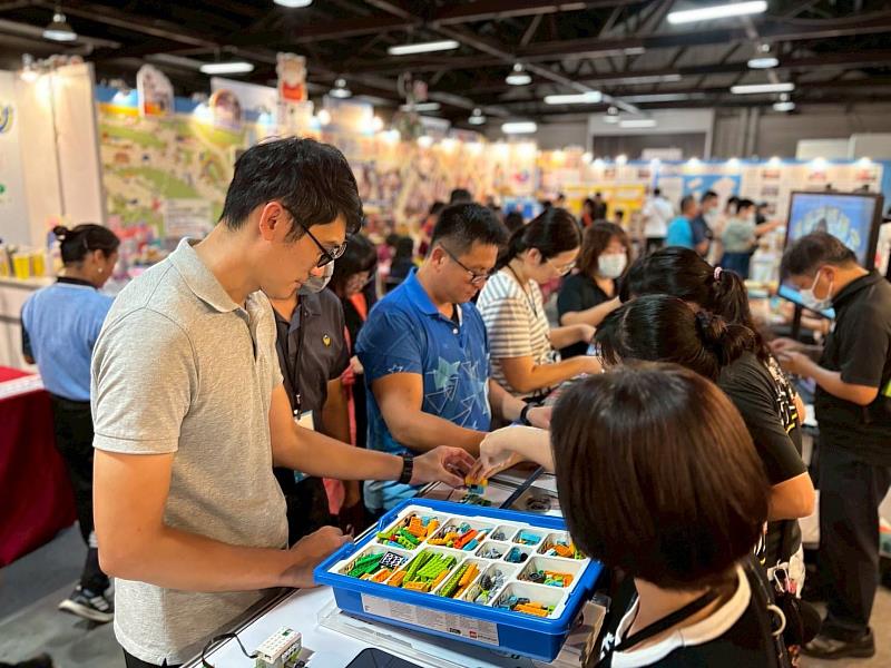 新竹市防災教育亮相全國大會師，地震模擬器吸引大小朋友體驗。