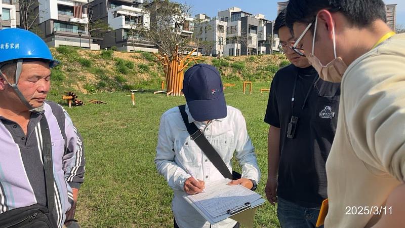 環保局積極向施工廠商宣導營建廢棄物應依相關法規辦理。