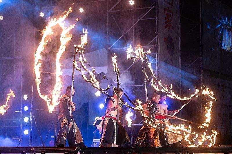 「即將成真火舞團」帶來成團10週年鉅作《日出・昇龍》。