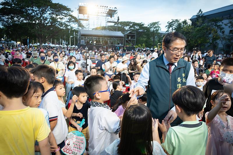 臺南市市長黃偉哲親臨現場與孩子同樂。