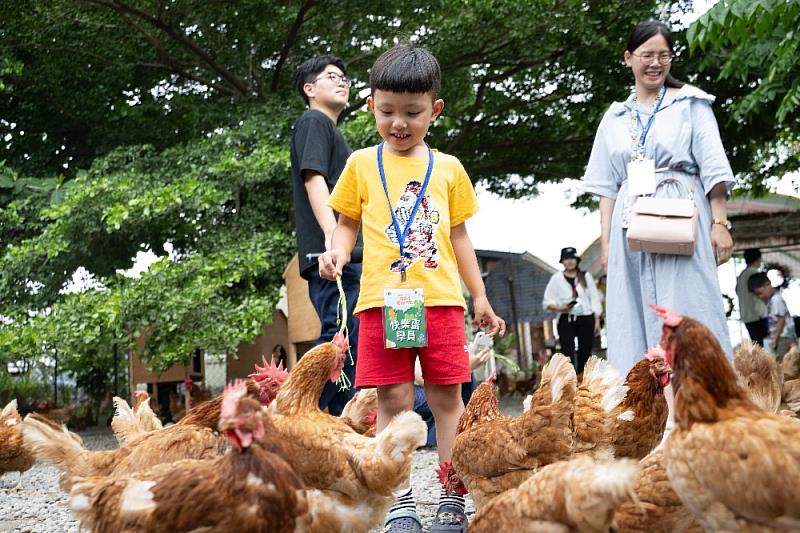 大小朋友走訪長短樹放牧蛋場，學習關懷動物生命。