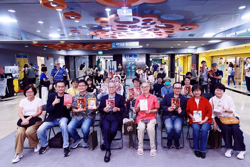 《空笑夢圖像小說:第一卷 黃金樓》新書發表,文化部長李遠(左4)、《空笑夢》原作者邱祖胤(左2)、遠流出版社董事長王榮文(右4)等力挺推薦。