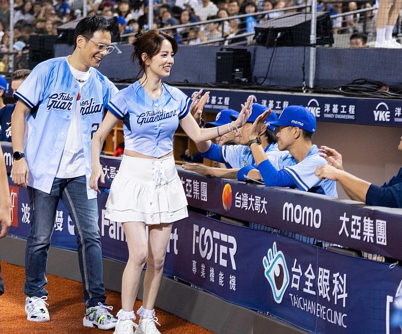 圖4:台灣大總經理林之晨(左1)與品牌好友阿諾(左2)開球成功,隨後與悍將球員擊掌應援!