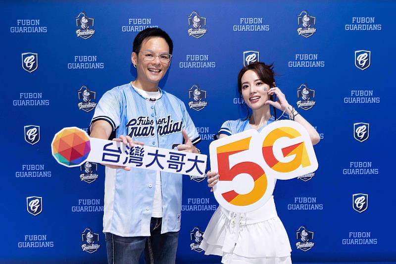圖5：台灣大本次邀請阿諾擔任開球嘉賓，延續《爸爸禮物篇》廣告中「老師」形象，向球迷傳遞台灣大透過5G NRCA技術，將不連續 60MHz + 40MHz 合而為一，實現全台最大100MHz 5G黃金頻寬。台灣大總經理林之晨(左)、台灣大品牌好友阿諾(右)