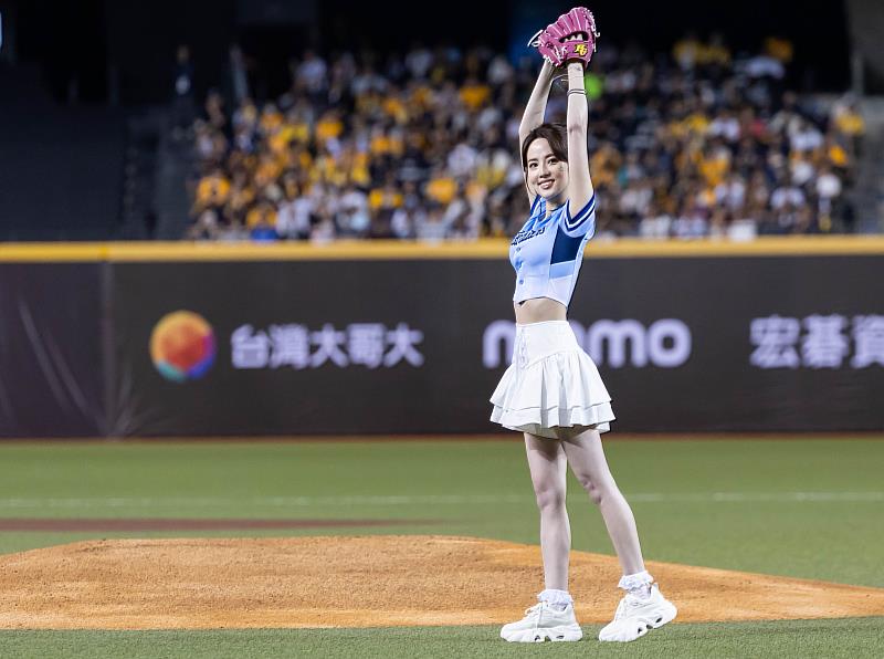 圖2:「悍將中學主題日」邀請專長在計算NRCA技術60MHz + 40MHz的「悍將中學新進數學老師」台灣大品牌好友阿諾進行開球。阿諾苦練多日,今挺直腰桿投出直直一球,成功掀起全場歡呼!