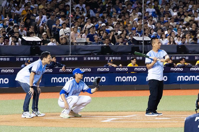 圖3:「悍將中學家長會長」台灣大總經理林之晨擔任主審(左1),攜手台灣大品牌好友阿諾,還有「2025種福電計畫」合作單位的心路基金會庇護工場夥伴若舜(右1),三人齊力完成開球儀式。