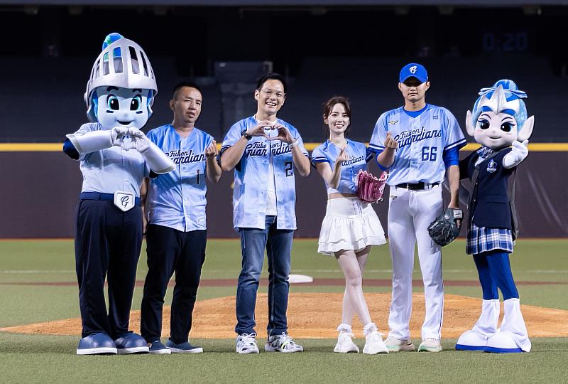 圖1:台灣大力挺國內運動賽事,連續第8年攜手富邦悍將舉辦「悍將中學主題日」,今年以「新生報到」為主題,8月16及17日連2天於臺北大巨蛋登場。(左2)心路基金會庇護工場夥伴若舜、(左3)台灣大總經理林之晨、(左4)台灣大品牌好友阿諾。