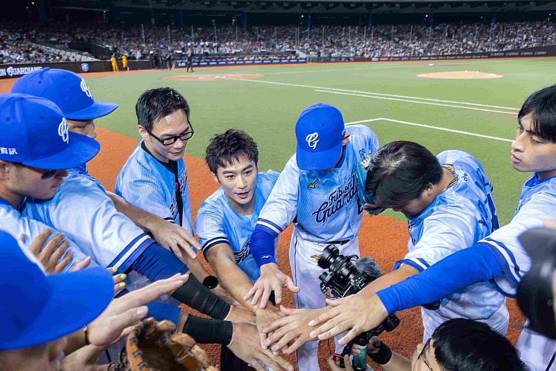 台灣大總經理林之晨與「柔道男神」楊勇緯賽前特別加入富邦悍將球員行列,眾人雙手疊起,一同為比賽集氣。