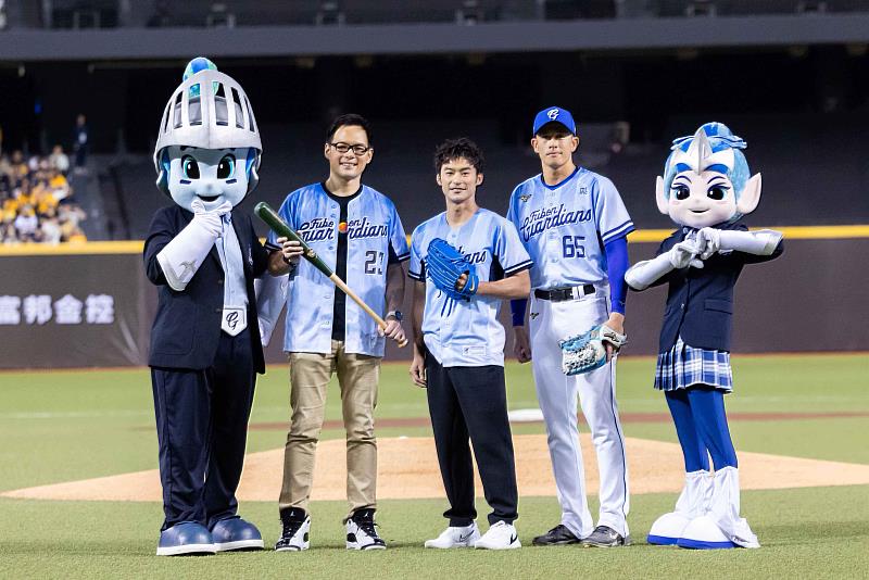 台灣大運動家族選手楊勇緯化身「悍將中學體育老師」(左3),首次踏上大巨蛋投手丘,由台灣大總經理林之晨(左2)揮棒迎擊,攜手為「悍將中學主題日」揭開序幕。
