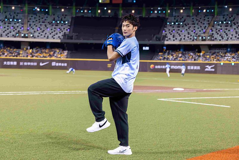 圖:台灣大運動家族選手楊勇緯在「悍將中學主題日」賽前登上投手丘開球,展現熱血英姿。