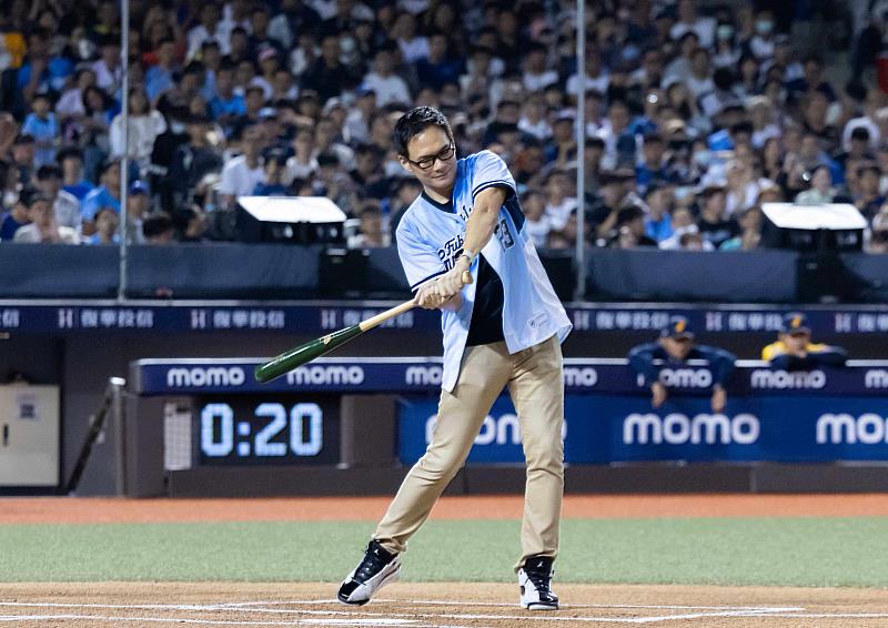 在臺北大巨蛋「悍將中學主題日」開球儀式中,台灣大總經理林之晨站上打擊區,揮棒迎擊「柔道男神」楊勇緯投出的直球,全場隨即響起熱烈喝采。