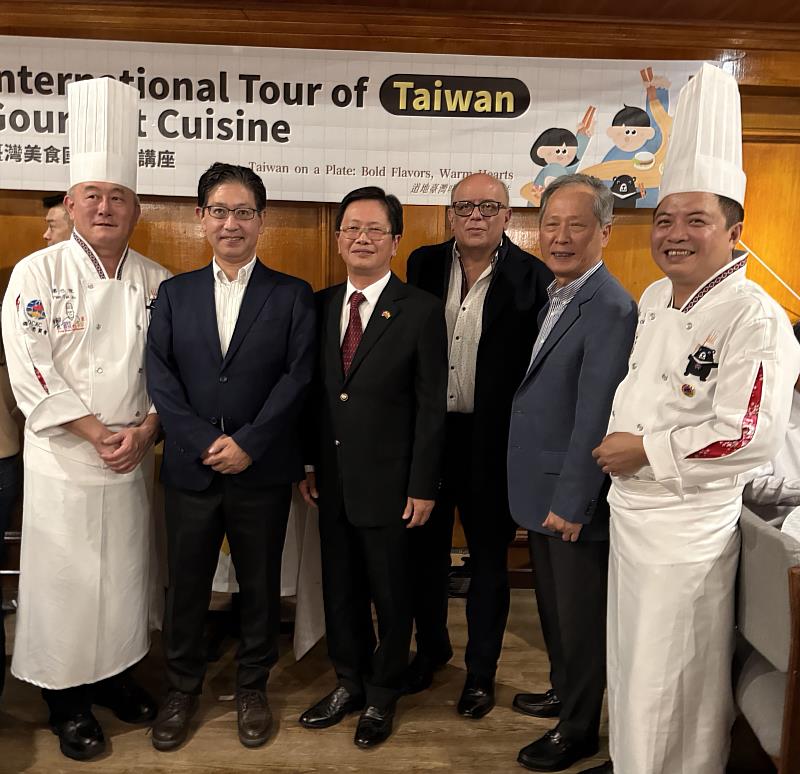駐哥倫比亞代表朱盛鴻(中)、僑務諮詢委員游信誠(右2)名廚潘岱儒(阿儒師)(左1)與詹志強(右1)與瓜地馬拉駐哥大使Óscar Estuardo Villagrán(右3)、日本駐哥大使高杉昌弘(Takasugi Masahiro)(左2)合影。