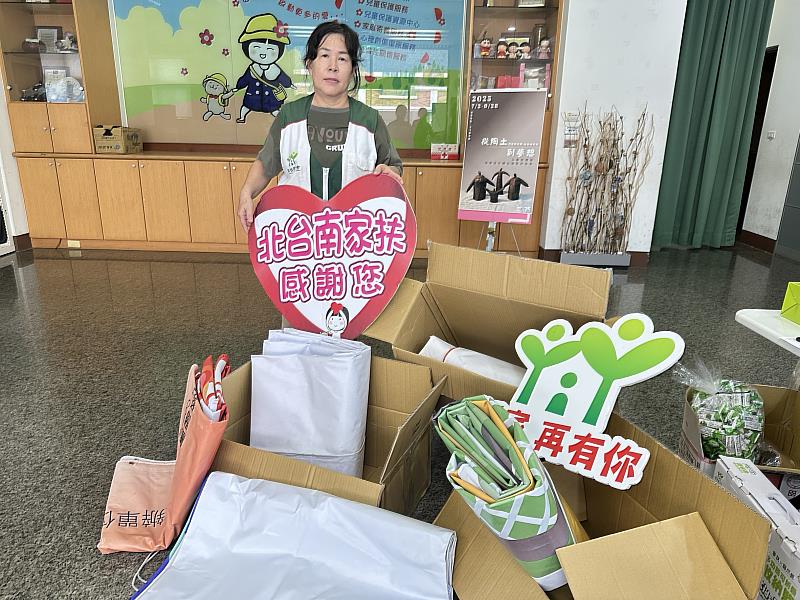 永和國民運動中心舊廣告帆布回收再製 捐贈台南風災戶