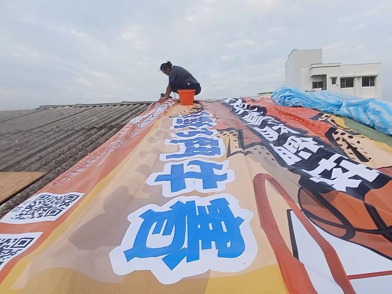 永和國民運動中心舊廣告帆布回收再製 捐贈台南風災戶