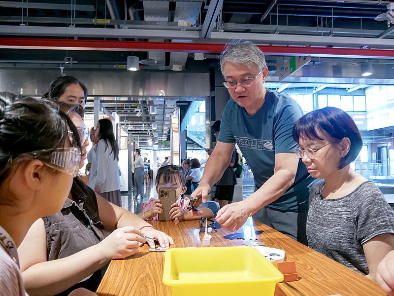陳民翊老師細心分享玻璃的特性與製程，參與者專注聆聽，沉浸在專業知識中。