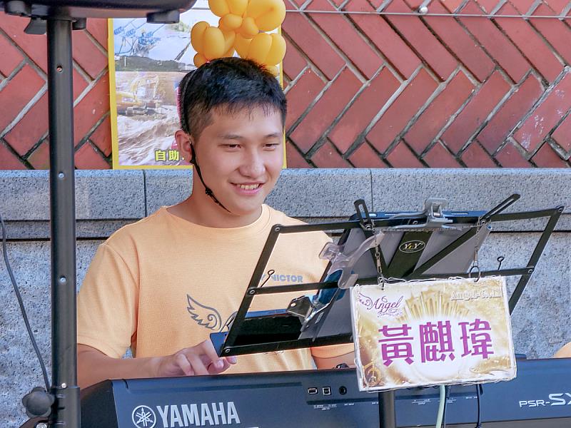 舞台上,他們因音樂而綻放笑容,那份快樂感染了在場的每一個人。