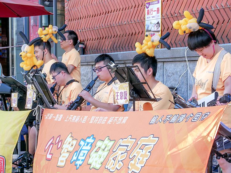 孩子們用心揮灑每一個音符,專注卻滿懷喜悅,展現最真摯的表演。