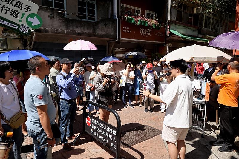 相褒歌傳習班學員於石碇老街演唱在傳習班創作的相褒歌。