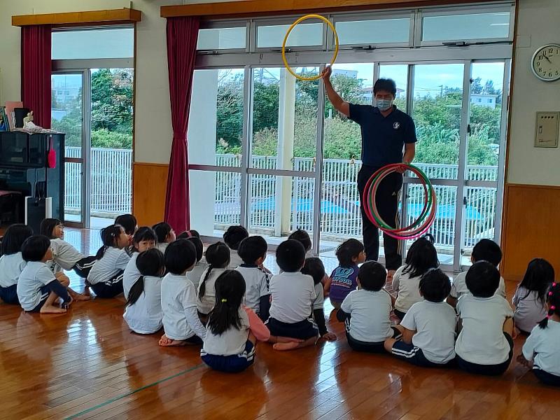 亞大幼教系傑出校友陳志鑫，在日本沖繩幼兒園帶領幼兒進行運動遊戲，現在也將帶回亞大，在台灣實踐。